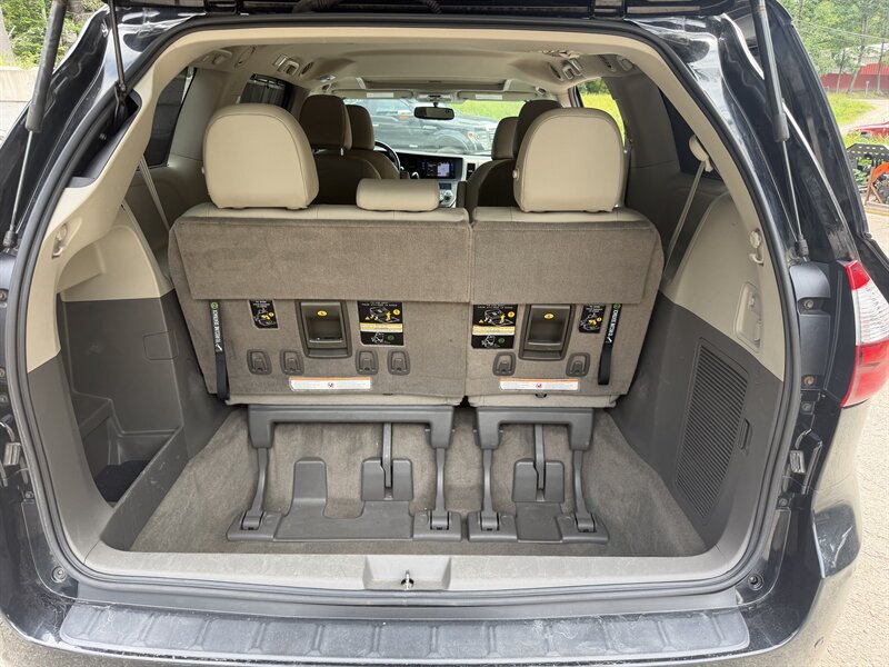 Used 2015 Toyota Sienna XLE w/ XLE Navigation Package AWD/4WD image 31