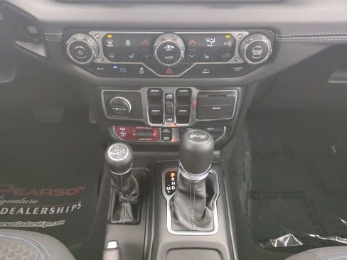 Used 2025 Jeep Wrangler Unlimited Rubicon 4xe w/ Convenience Group AWD/4WD image 19