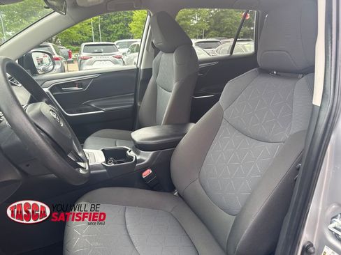 Used 2025 Toyota RAV4 XLE AWD/4WD image 15
