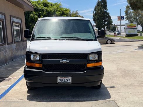Used 2017 Chevrolet Express 3500 Extended RWD image 3