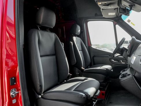 Used 2025 Mercedes-Benz Sprinter 2500 image 25