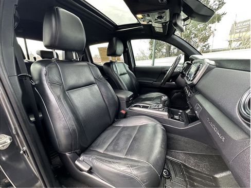 Used 2020 Toyota Tacoma TRD Off-Road w/ TRD Premium Off Road Package image 4