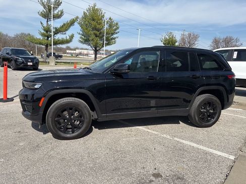 Used 2025 Jeep Grand Cherokee Altitude image 13