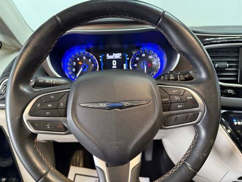 Used 2017 Chrysler Pacifica Touring-L w/ Tire & Wheel Group image 20