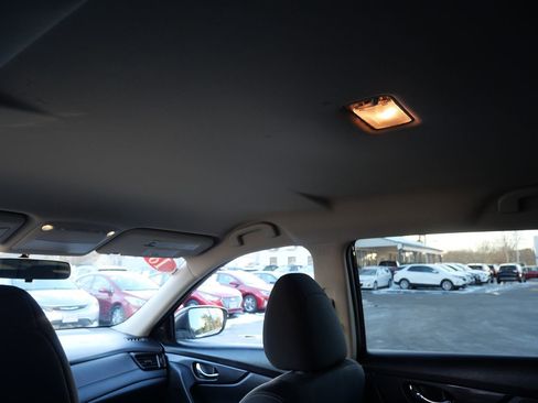 Used 2018 Nissan Rogue SV w/ Premium Package image 23