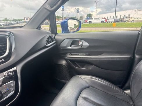 Used 2020 Chrysler Pacifica Touring-L FWD image 21