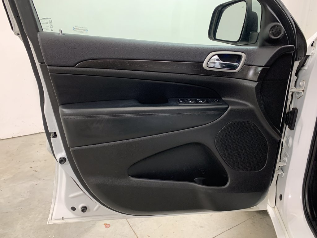 Used 2018 Jeep Grand Cherokee Altitude AWD/4WD image 18