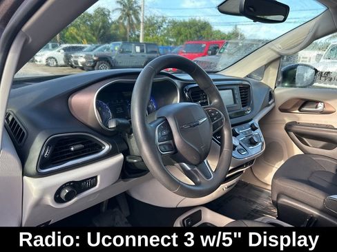 Used 2017 Chrysler Pacifica LX FWD image 11