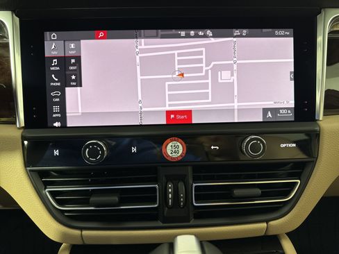 Used 2025 Porsche Macan image 25