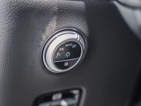 Used 2025 Mercedes-Benz GLC 300 4MATIC image 40