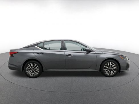 Used 2025 Nissan Altima 2.5 SV FWD image 11