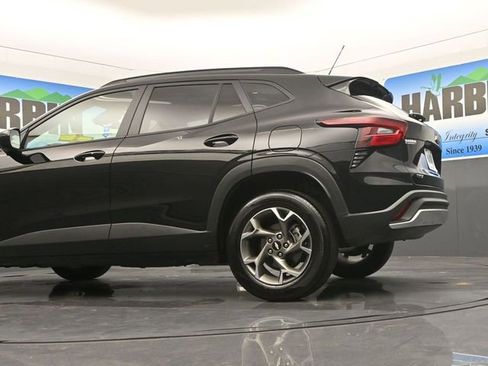 Used 2025 Chevrolet Trax LT w/ LT Convenience Package image 13