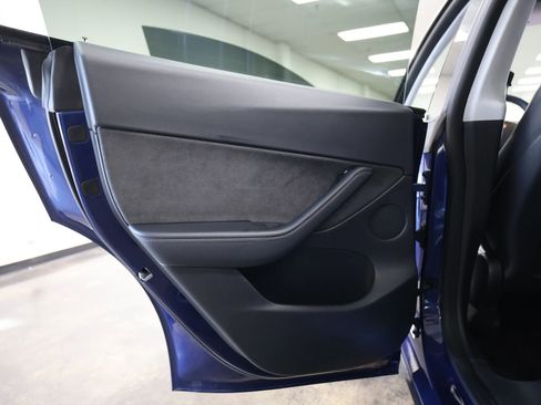Used 2022 Tesla Model Y Long Range image 38