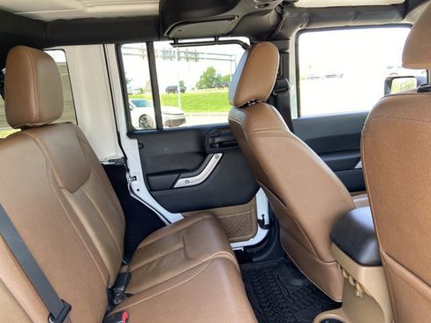 Used 2017 Jeep Wrangler Unlimited Sahara w/ Connectivity Group AWD/4WD image 21