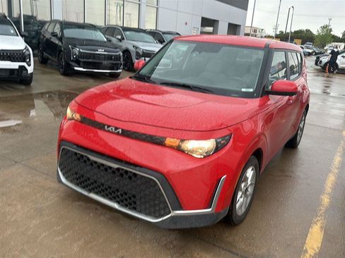 Used 2024 Kia Soul LX w/ Option Group 015 FWD image 2