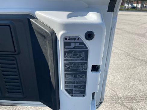 Used 2022 Jeep Wrangler Unlimited Sahara image 21