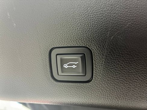 Used 2020 Chevrolet Traverse LT FWD image 40