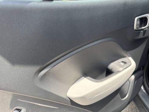 Certified 2025 Hyundai Venue SEL FWD image 12