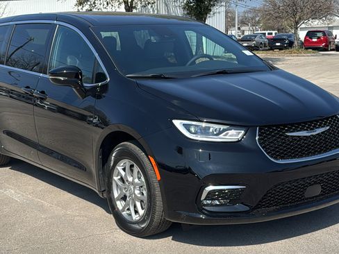New 2026 Chrysler Pacifica Select image 3