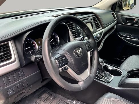 Used 2015 Toyota Highlander Plus FWD image 16