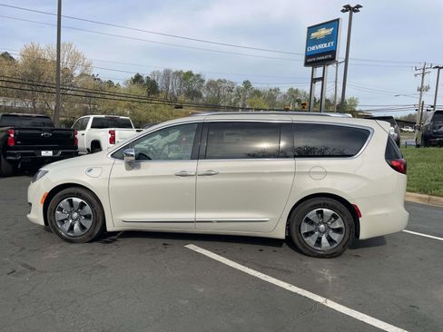 Used 2017 Chrysler Pacifica Platinum image 8