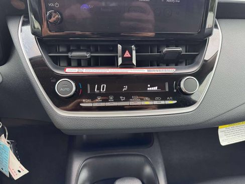 Used 2025 Toyota Corolla LE FWD image 31