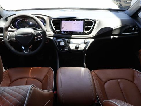 Used 2025 Chrysler Pacifica Pinnacle FWD image 15