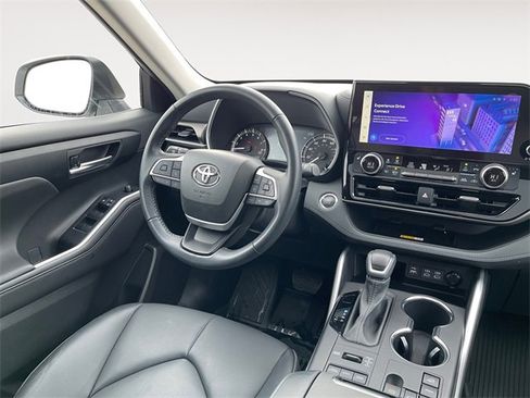 Used 2023 Toyota Highlander XLE image 10