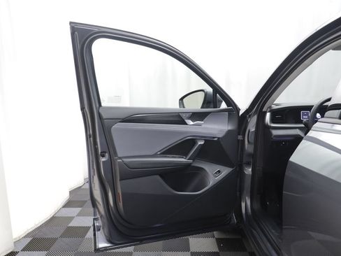 Used 2026 Volkswagen Tiguan SE AWD/4WD image 4