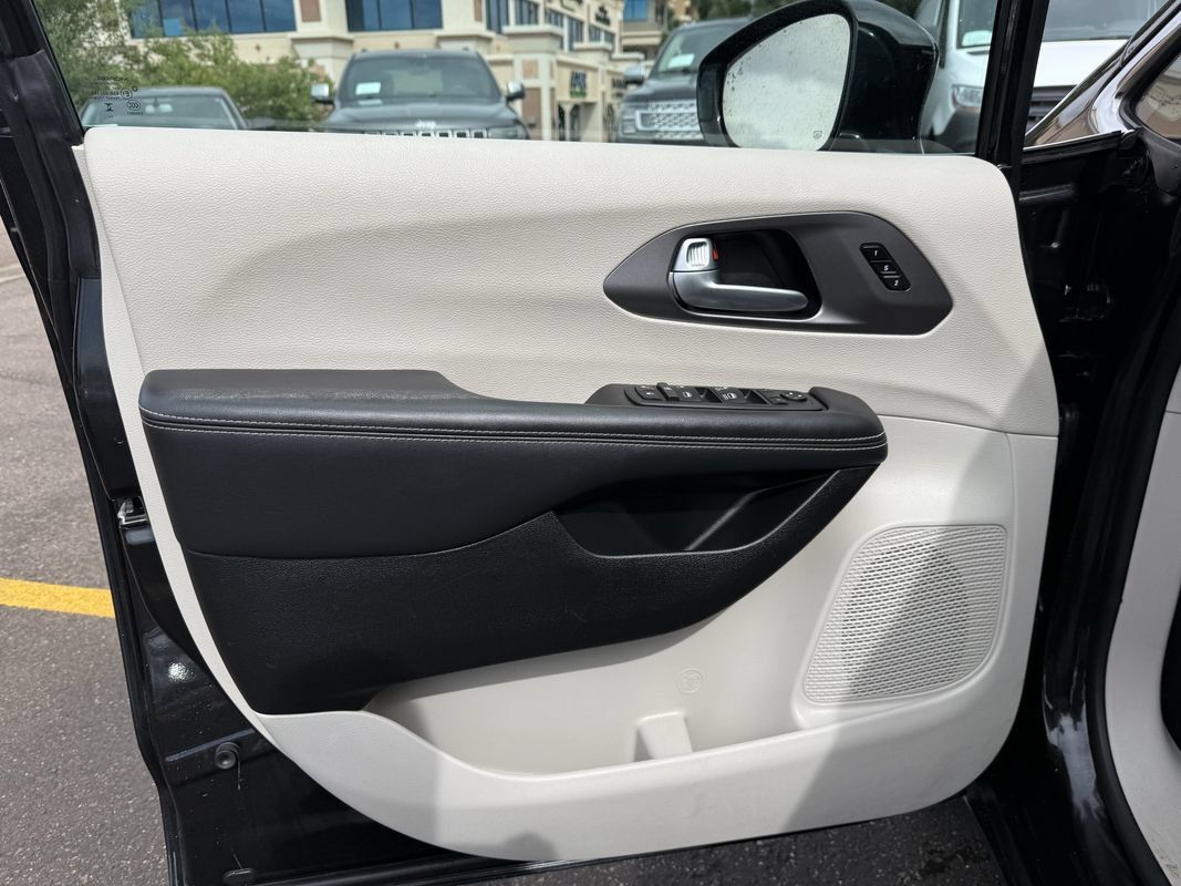 Used 2024 Chrysler Pacifica Touring-L FWD image 13