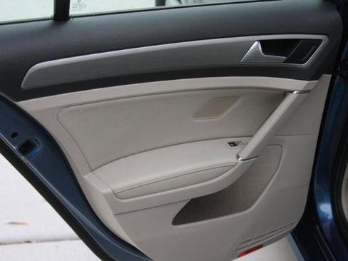 Used 2015 Volkswagen Golf S image 37