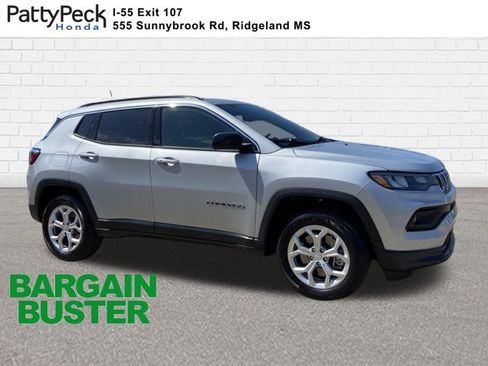 Used 2024 Jeep Compass Latitude AWD/4WD image 1
