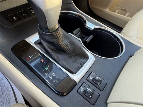 Used 2014 Toyota Highlander XLE AWD/4WD image 19