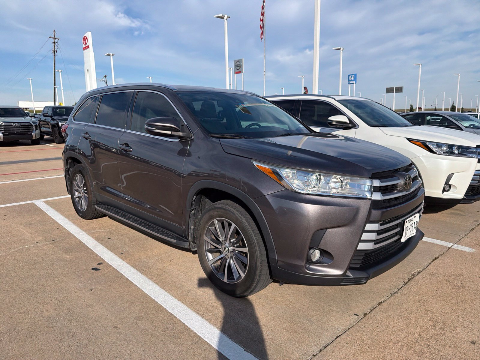 Used 2019 Toyota Highlander XLE FWD image 3