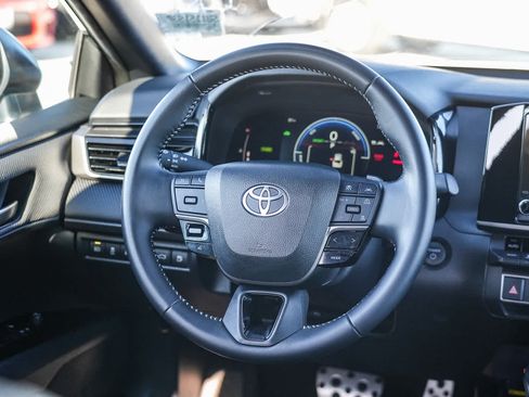 Used 2025 Toyota Camry SE FWD image 13