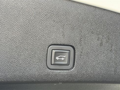 Certified 2025 Cadillac XT6 Luxury AWD/4WD image 17