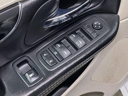Used 2019 Dodge Grand Caravan SXT image 27
