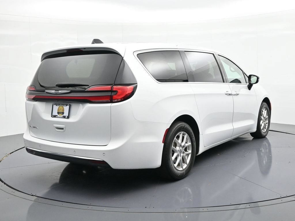 Used 2024 Chrysler Pacifica Touring-L FWD image 6