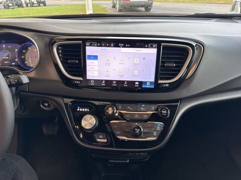 Used 2025 Chrysler Pacifica Select image 4