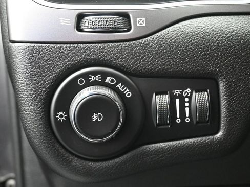 Used 2019 Jeep Cherokee Latitude Plus AWD/4WD image 17
