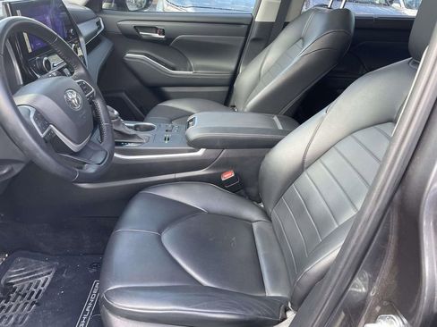 Used 2023 Toyota Highlander XLE image 30