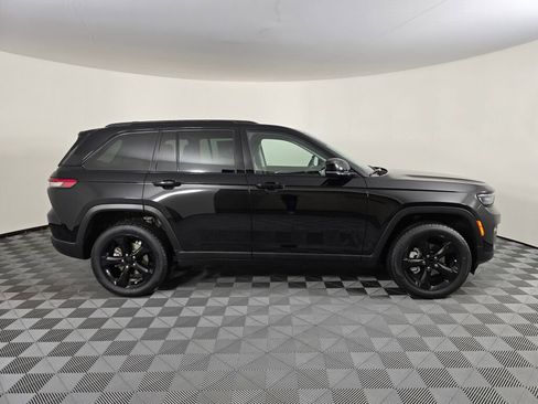 Used 2023 Jeep Grand Cherokee Limited w/ Black Appearance Package image 2