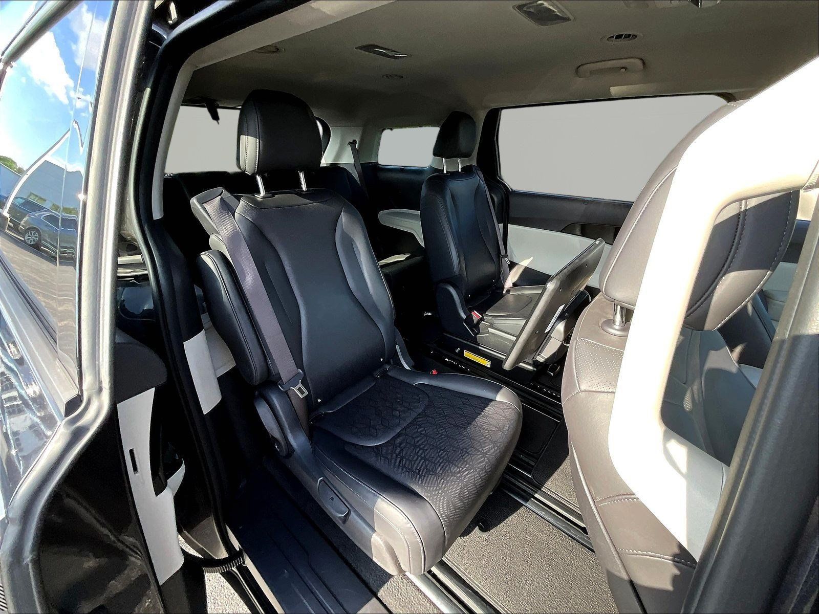 Used 2023 Kia Carnival SX FWD image 25