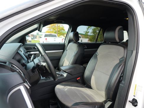 Used 2017 Ford Explorer XLT w/ Equipment Group 202A FWD image 12