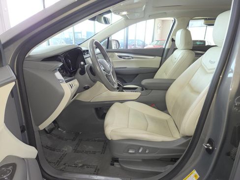 Used 2018 Cadillac XT5 Luxury w/ Driver Awareness Package AWD/4WD image 14
