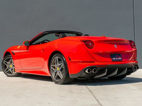 Used 2017 Ferrari California T RWD image 10