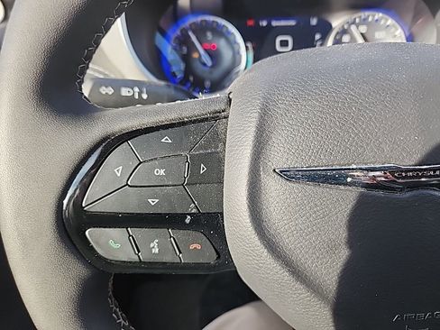 Used 2023 Chrysler Pacifica Limited w/ S Appearance Package image 18