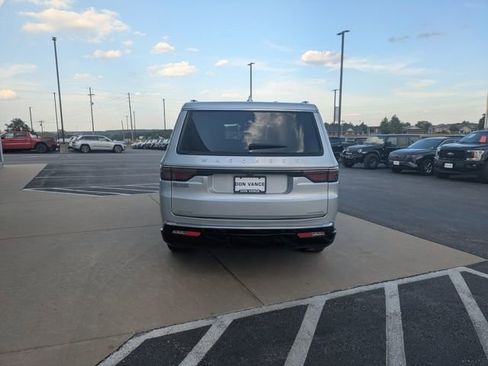 Used 2023 Jeep Wagoneer L Series II image 5