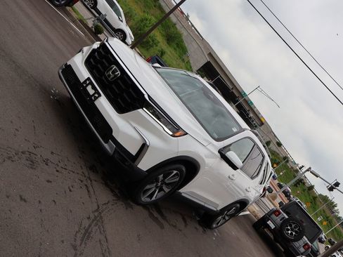 Certified 2025 Honda Pilot Elite image 3