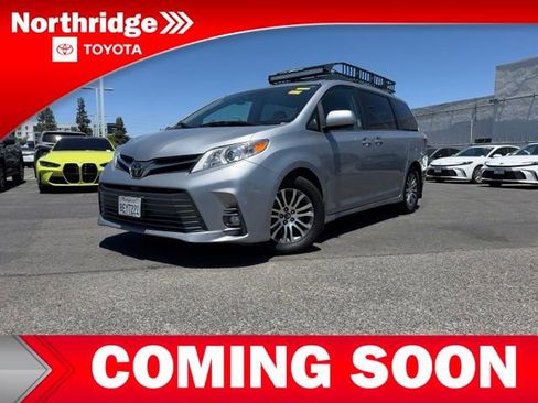 Used 2018 Toyota Sienna XLE w/ XLE Navigation Package FWD image 2